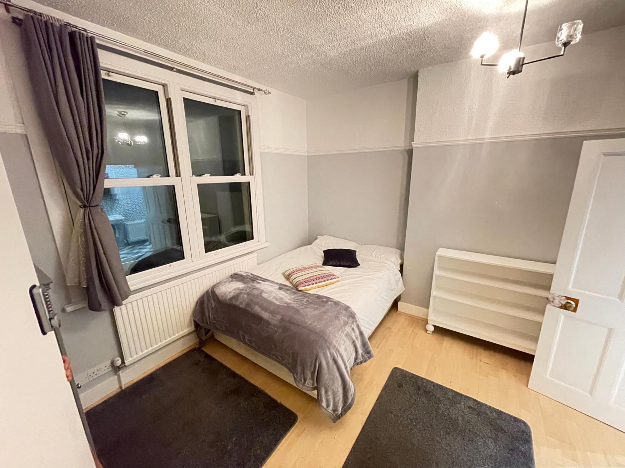 Room With Private Bathroom And Shared Kitchen London Exterior photo