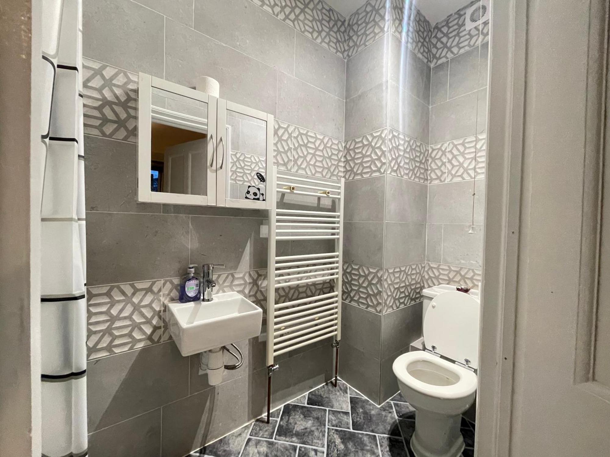 Room With Private Bathroom And Shared Kitchen London Exterior photo