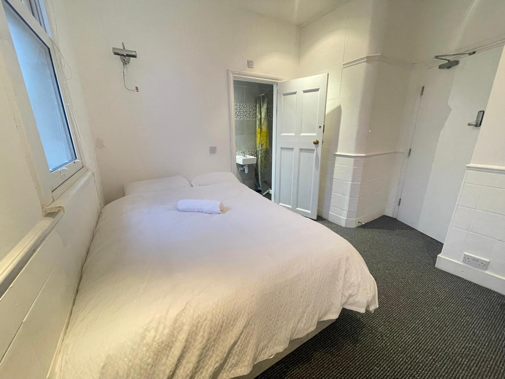 Room With Private Bathroom And Shared Kitchen London Exterior photo